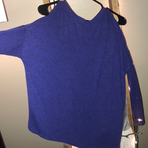 Asymmetric cold shoulder top - Picture 3 of 3